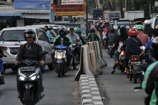 Aksi Nekat Pengendara Motor Lawan Arah Demi Mempersingkat Jarak Tempuh