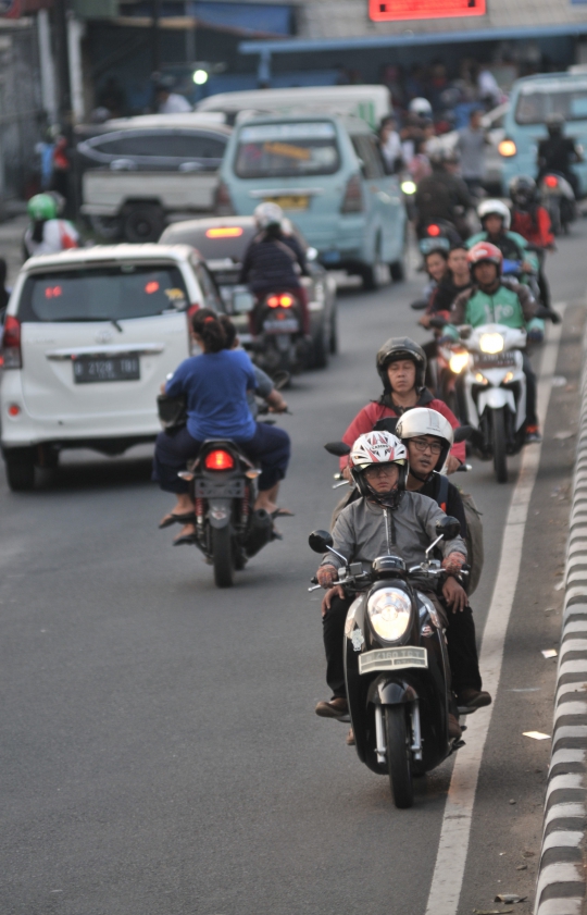 Aksi Nekat Pengendara Motor Lawan Arah Demi Mempersingkat Jarak Tempuh