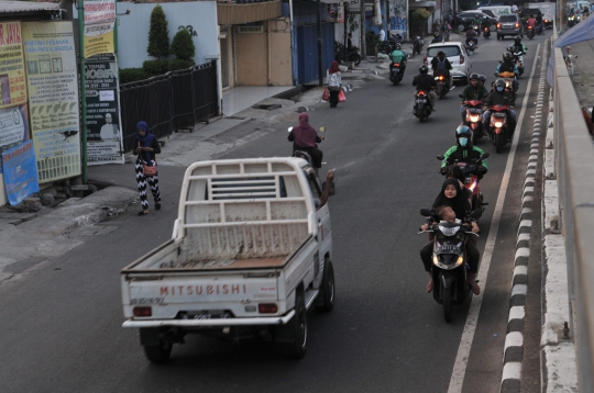 Aksi Nekat Pengendara Motor Lawan Arah Demi Mempersingkat Jarak Tempuh