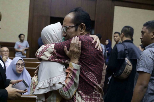 Isak Tangis Pecah Saat Dua Hakim PN Jaksel Divonis 4 Setengah Tahun Bui