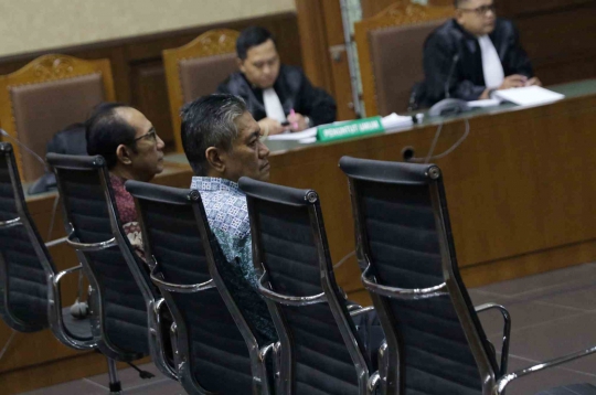 Isak Tangis Pecah Saat Dua Hakim PN Jaksel Divonis 4 Setengah Tahun Bui