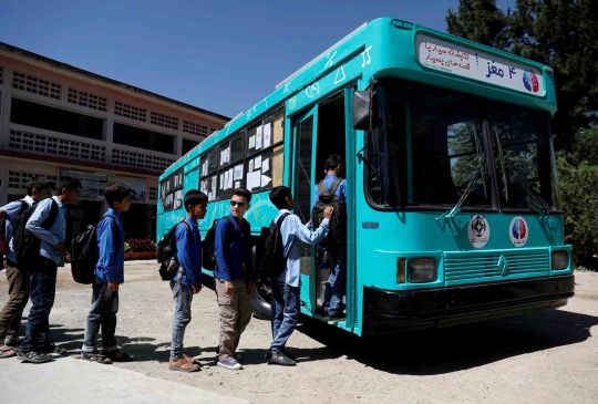 Perjuangan Bus Perpustakaan Keliling Cerdaskan Anak-anak Afghanistan di Tengah Teror