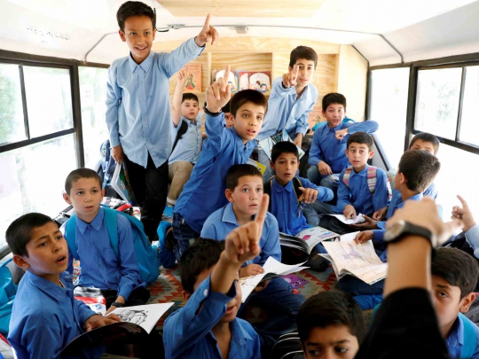 Perjuangan Bus Perpustakaan Keliling Cerdaskan Anak-anak Afghanistan di Tengah Teror