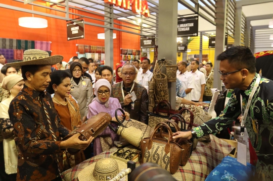 Jokowi dan Iriana Lihat-Lihat Produk UMKM di Pameran Karya Kreatif Indonesia