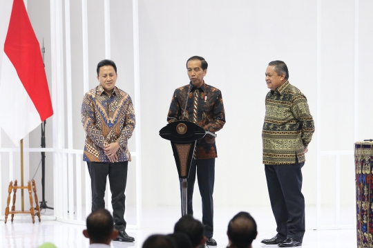 Jokowi dan Iriana Lihat-Lihat Produk UMKM di Pameran Karya Kreatif Indonesia