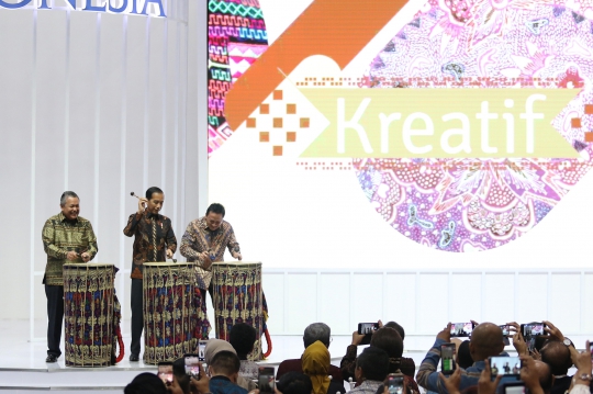 Jokowi dan Iriana Lihat-Lihat Produk UMKM di Pameran Karya Kreatif Indonesia