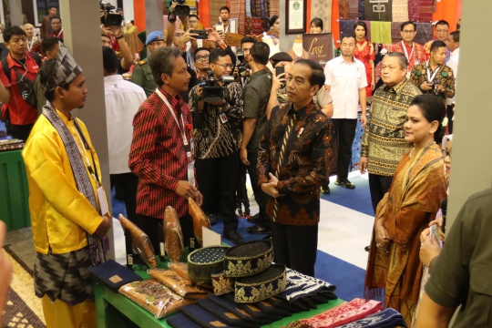 Jokowi dan Iriana Lihat-Lihat Produk UMKM di Pameran Karya Kreatif Indonesia