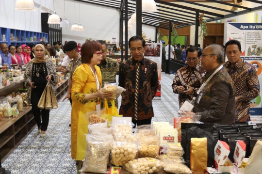 Jokowi dan Iriana Lihat-Lihat Produk UMKM di Pameran Karya Kreatif Indonesia