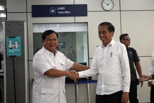 Momen Hangat Pertemuan Jokowi-Prabowo di Stasiun MRT Lebak Bulus