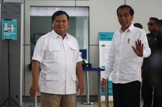 Momen Hangat Pertemuan Jokowi-Prabowo di Stasiun MRT Lebak Bulus