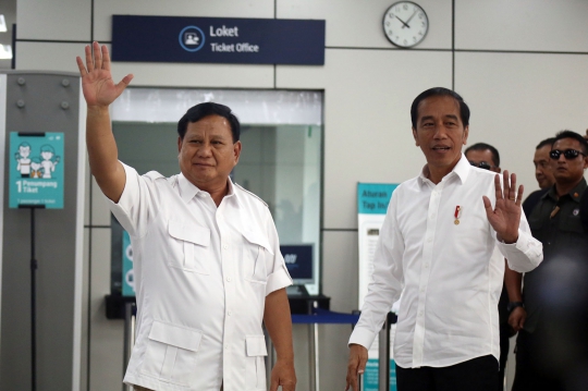 Momen Hangat Pertemuan Jokowi-Prabowo di Stasiun MRT Lebak Bulus