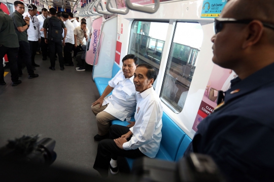 Momen Hangat Pertemuan Jokowi-Prabowo di Stasiun MRT Lebak Bulus