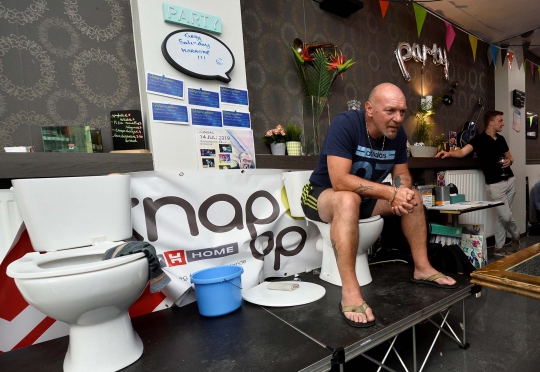 Aksi Pria Belgia Duduk 116 Jam di Toilet
