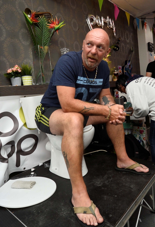 Aksi Pria Belgia Duduk 116 Jam di Toilet