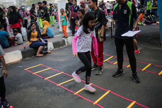 Keseruan Anak-Anak Bermain Permainan Tradisional di CFD