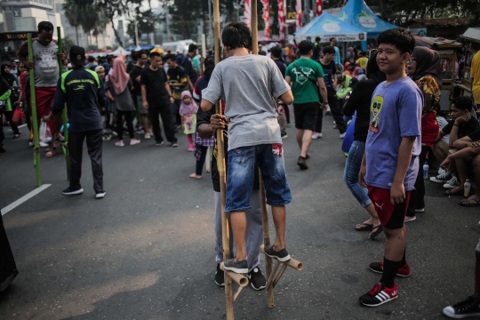 Keseruan Anak-Anak Bermain Permainan Tradisional di CFD