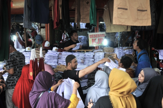 Toko Seragam Sekolah di Pasar Jatinegara Membeludak