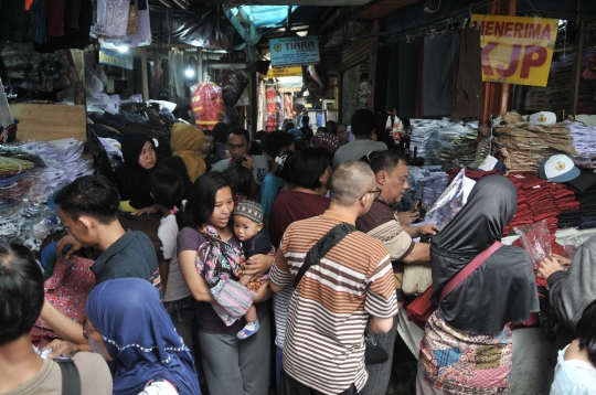 Toko Seragam Sekolah di Pasar Jatinegara Membeludak