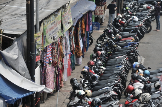 Semrawut Parkir Liar di Pasar Jatinegara