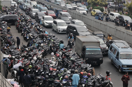 Semrawut Parkir Liar di Pasar Jatinegara