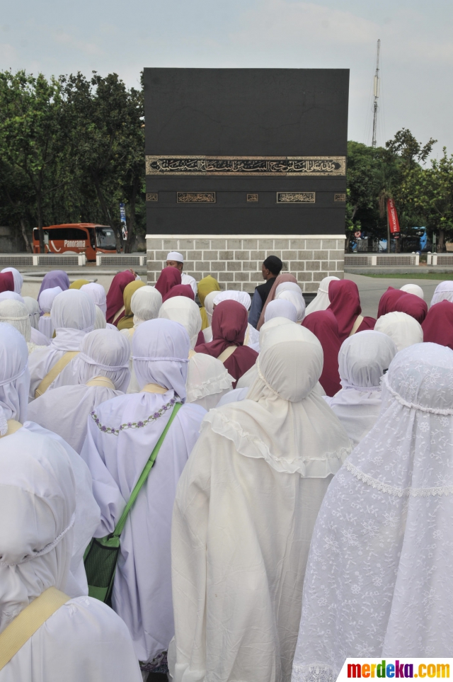 Calon jemaah haji kloter 12 asal Banten saat mengikuti manasik haji di Asrama Haji Pondok Gede, Jakarta, Minggu (14/7).