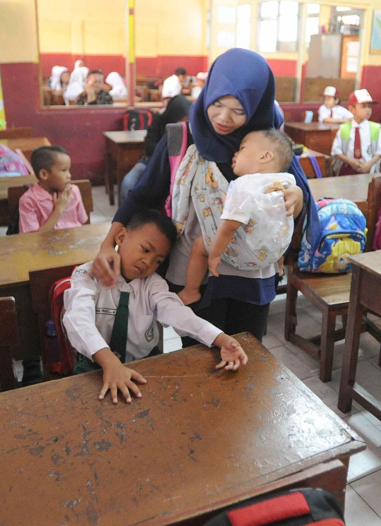 Hari Pertama Sekolah, Orang Tua Dampingi Anaknya Masuk SD