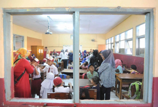 Hari Pertama Sekolah, Orang Tua Dampingi Anaknya Masuk SD