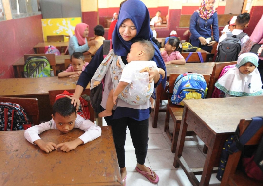 Hari Pertama Sekolah, Orang Tua Dampingi Anaknya Masuk SD