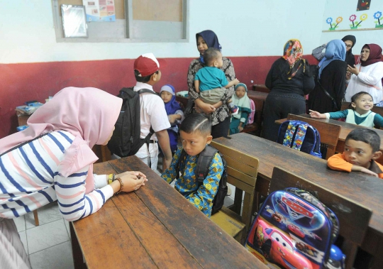 Hari Pertama Sekolah, Orang Tua Dampingi Anaknya Masuk SD