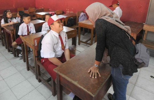 Hari Pertama Sekolah, Orang Tua Dampingi Anaknya Masuk SD