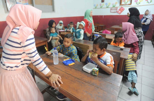 Hari Pertama Sekolah, Orang Tua Dampingi Anaknya Masuk SD