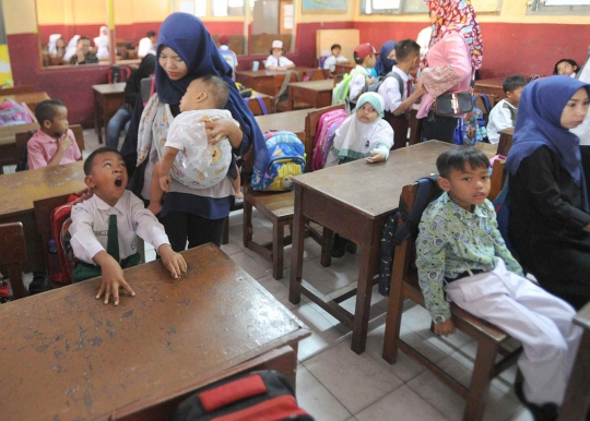 Hari Pertama Sekolah, Orang Tua Dampingi Anaknya Masuk SD