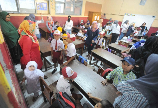 Hari Pertama Sekolah, Orang Tua Dampingi Anaknya Masuk SD