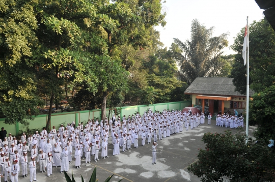 Ekspresi Murid Kelas 1 SD saat Hari Pertama Sekolah