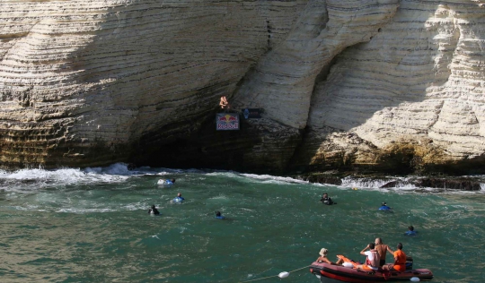 Kenekatan Para Atlet Lompat dari Tebing Raouche Rock