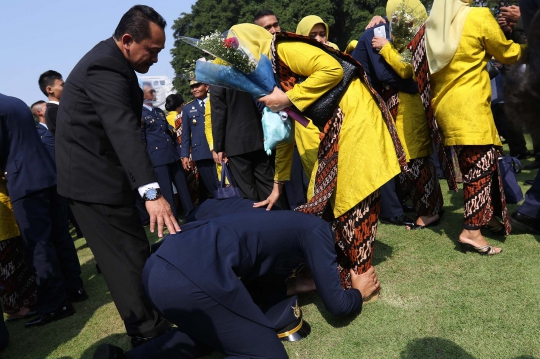 Perwira TNI-Polri Cium Kaki Ibu Usai Dilantik Jokowi