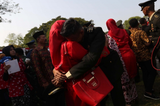 Perwira TNI-Polri Cium Kaki Ibu Usai Dilantik Jokowi