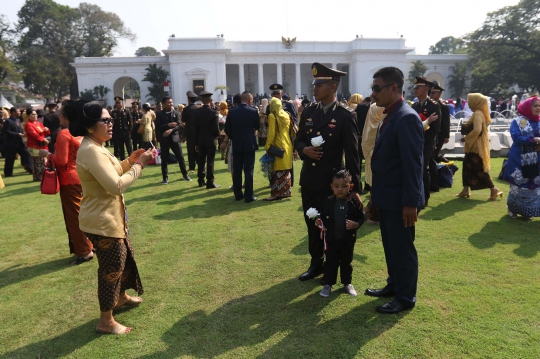 Perwira TNI-Polri Cium Kaki Ibu Usai Dilantik Jokowi