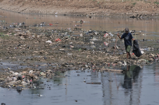 Penampakan Sampah di Dasar Kanal Banjir Barat Muncul Ke Permukaan