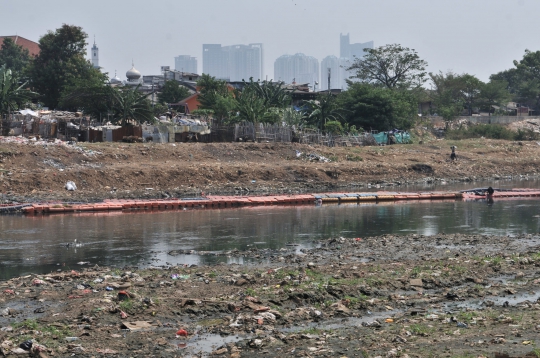 Penampakan Sampah di Dasar Kanal Banjir Barat Muncul Ke Permukaan