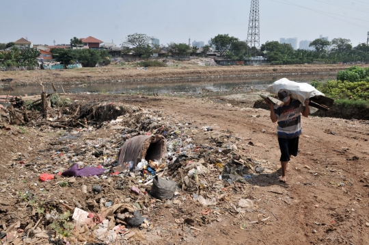 Penampakan Sampah di Dasar Kanal Banjir Barat Muncul Ke Permukaan