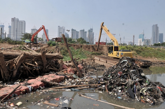 Penampakan Sampah di Dasar Kanal Banjir Barat Muncul Ke Permukaan