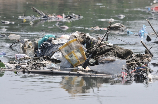 Penampakan Sampah di Dasar Kanal Banjir Barat Muncul Ke Permukaan