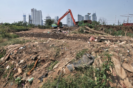 Penampakan Sampah di Dasar Kanal Banjir Barat Muncul Ke Permukaan