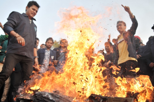 Aksi Mahasiswa Bakar-Bakaran di Depan Istana
