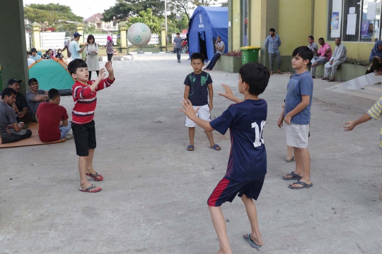 Keceriaan Anak-Anak Pencari Suaka Bermain Bola