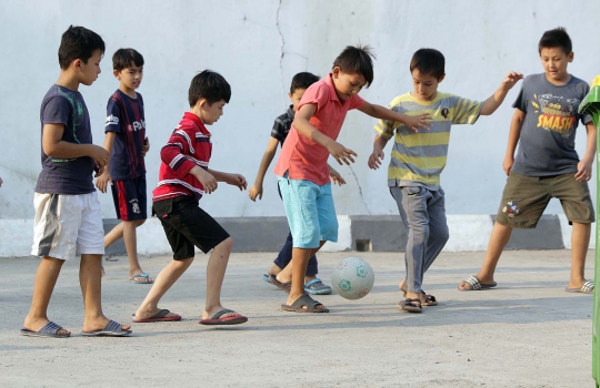 Keceriaan Anak-Anak Pencari Suaka Bermain Bola