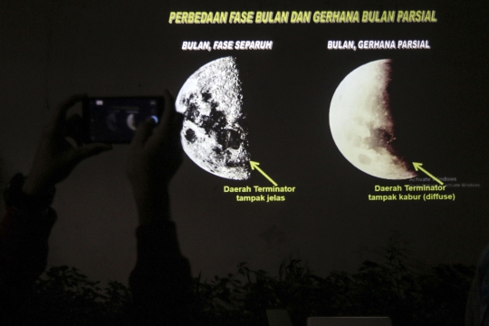 Penampakan Gerhana Bulan Saat Lintasi Jakarta