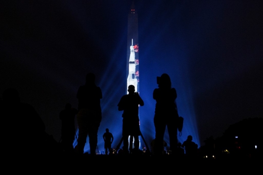 Kehebohan Warga Lihat Monumen Washington Jadi Roket Saturn V