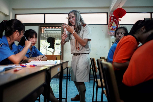 Gaya 'Lisa Blackpink' Jadi Guru Bahasa Inggris di Thailand